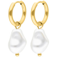 Barocke Perlen-Ohrringe mit goldenen Creolen Goldene Creolen mit barocken Perlen auf weißem Hintergrund