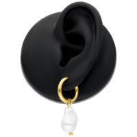 Barocke Perlenohrringe in Gold Goldene Barocke Perlenhoops an schwarzem Präsentationsständer