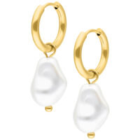 Barocke Perlen-Creolen in Gold Goldene Creolen mit barocken Perlen auf weißem Hintergrund