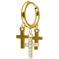 Goldene Creolen mit drei kleinen, hängenden Kreuzen auf weißem Hintergrund