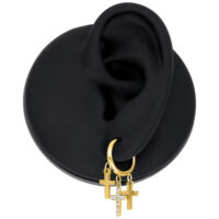 Kleine goldene Creolen mit hängendem Kreuz an schwarzem Ohrmodell