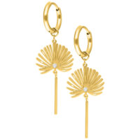 Zwei goldene Creolen mit fächerförmigem Anhänger und klarem Kristall auf weißem Hintergrund