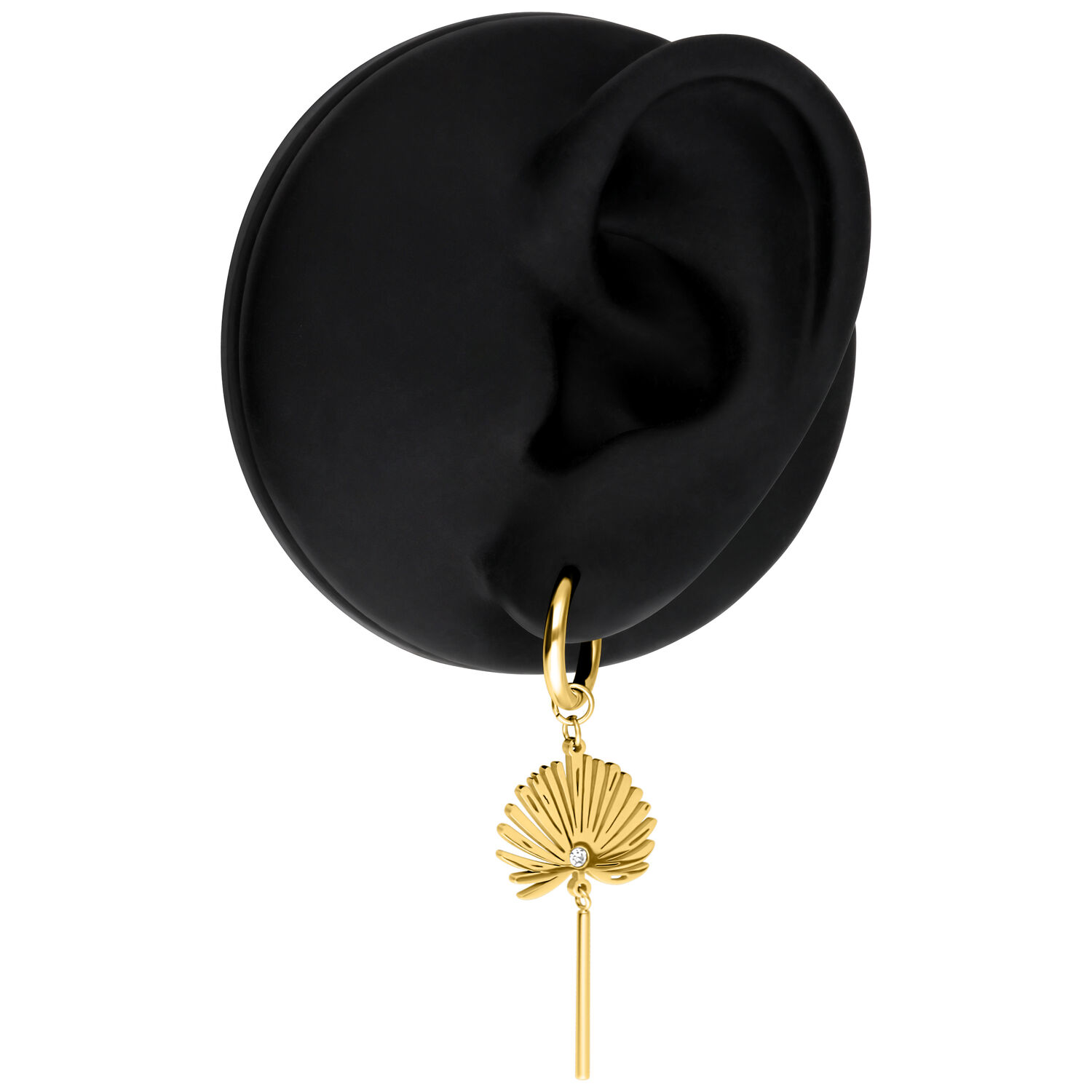 Goldene Ohrringe an schwarzem Ständer mit filigranem Design