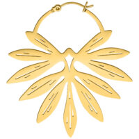 Goldene Creolen in Bambus-Optik aus Chirurgenstahl auf weißem Hintergrund