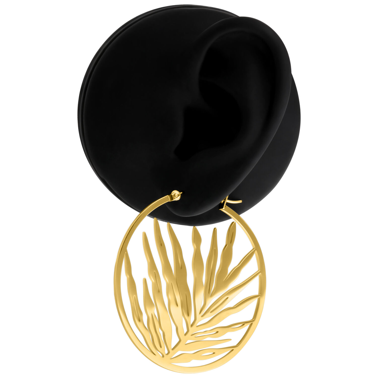 Goldene Creolen mit Blattdesign vor schwarzem Hintergrund