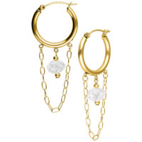 Goldene Creolen mit Ketten und weißem Stein auf weißem Hintergrund