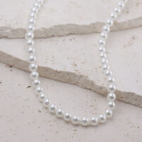 Große Perlenkette aus synthetischen Perlen auf hellem Hintergrund