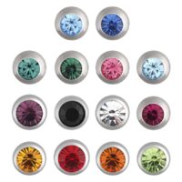 Silberne Piercing-Aufsätze mit Kristallen in Blau, Schwarz, Pink und mehr auf weißem Hintergrund