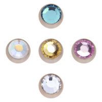 Fünf roségoldene Piercingkugeln mit verschiedenen Kristallfarben auf weißem Hintergrund