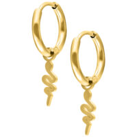 Zwei goldene Mini Snake Hoops Ohrringe auf weißem Hintergrund