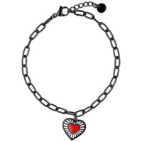 Bracciale nero in acciaio chirurgico con ciondolo a cuore rosso su sfondo bianco