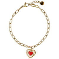 Sacred Heart Armband in goldenem Metall Goldenes Armband mit rotem Herzanhänger auf weißem Hintergrund