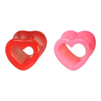 Due tunnel acrilici a forma di cuore in rosso e rosa su sfondo bianco