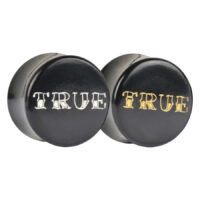 True on Horn Deluxe Plugs in Gold und Platin Zwei schwarze Hornplugs mit 'TRUE' Schriftzug in Gold und Platin auf weißem Hintergrund