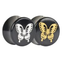 Due plug in corno nero con incisione a farfalla dorata e color platino su sfondo bianco