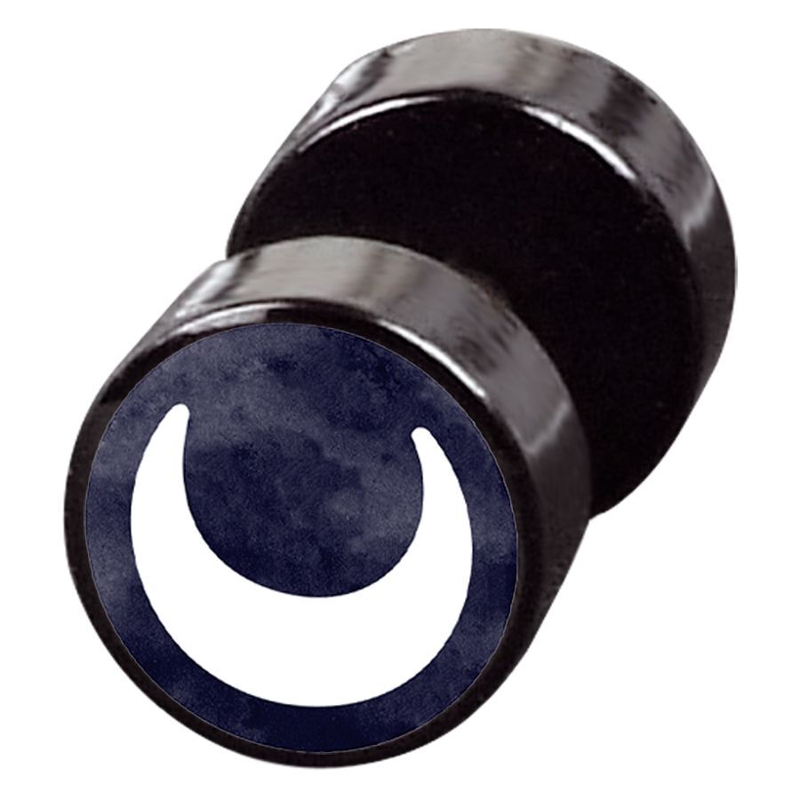 Plug finto nero con design a mezzaluna su sfondo bianco