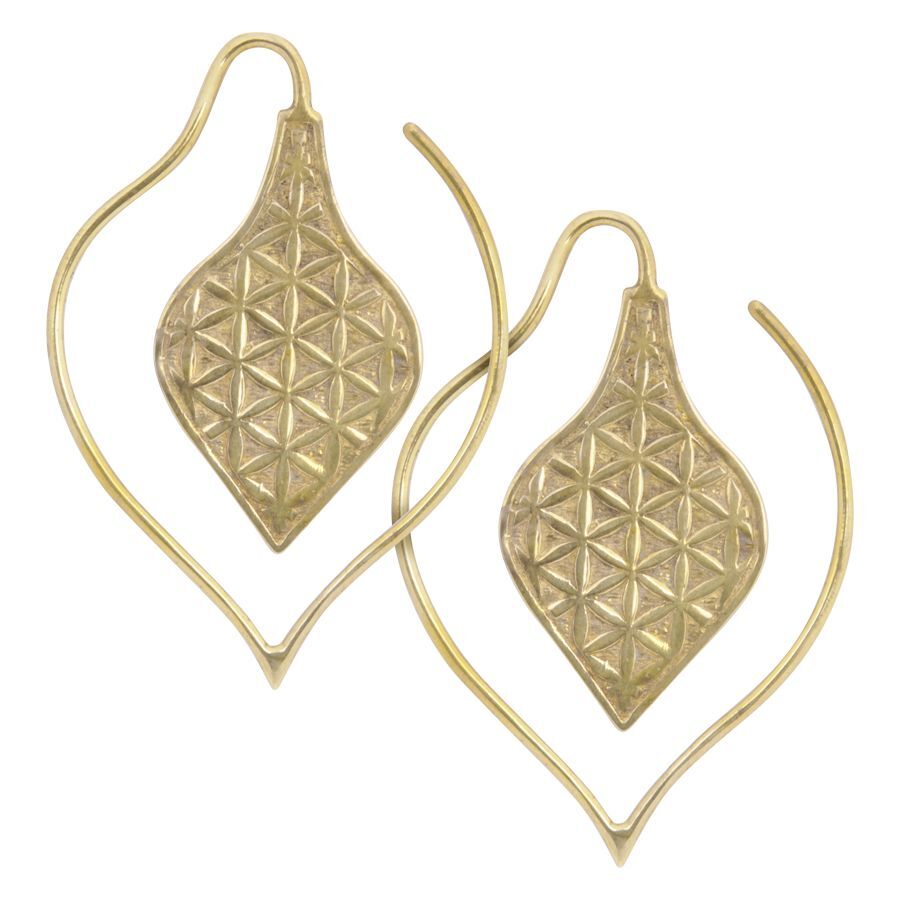 Zwei goldene Ohrgewichte in Form der Lebensblume aus Messing auf weißem Hintergrund