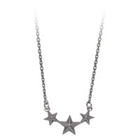 Collana d'argento con tre ciondoli a forma di stella su sfondo bianco