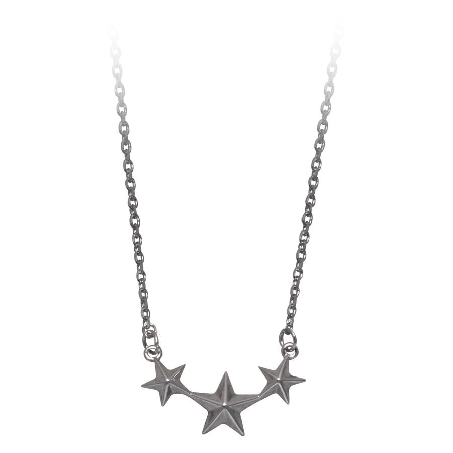 Collana d'argento con tre ciondoli a forma di stella su sfondo bianco