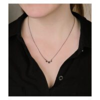 Collana in argento Three Stars di Wildcat indossata su camicia nera