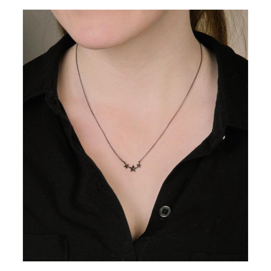Collana in argento Three Stars di Wildcat indossata su camicia nera