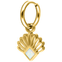 Goldene Ohrringe mit Opalfächer-Anhänger auf weißem Hintergrund