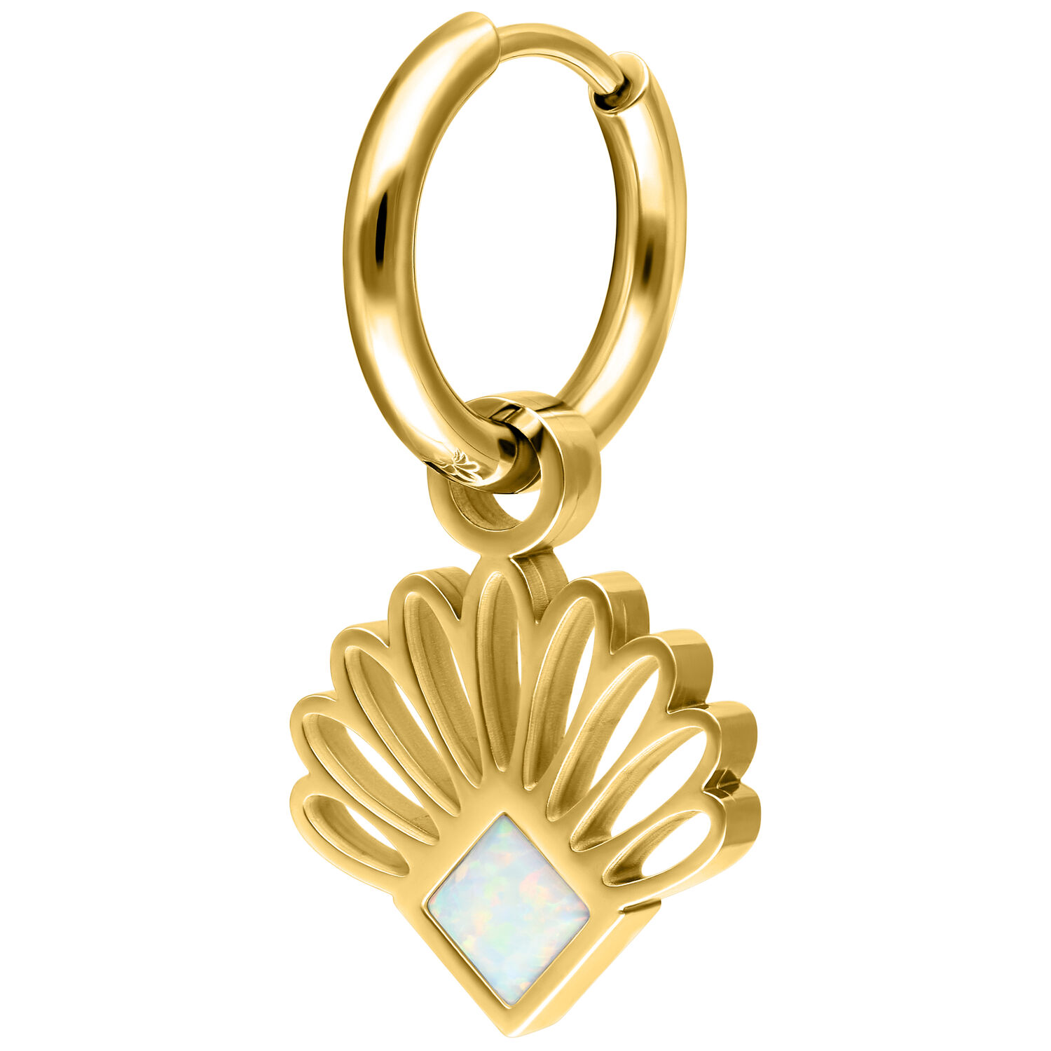 Goldene Ohrringe mit Opalfächer-Anhänger auf weißem Hintergrund