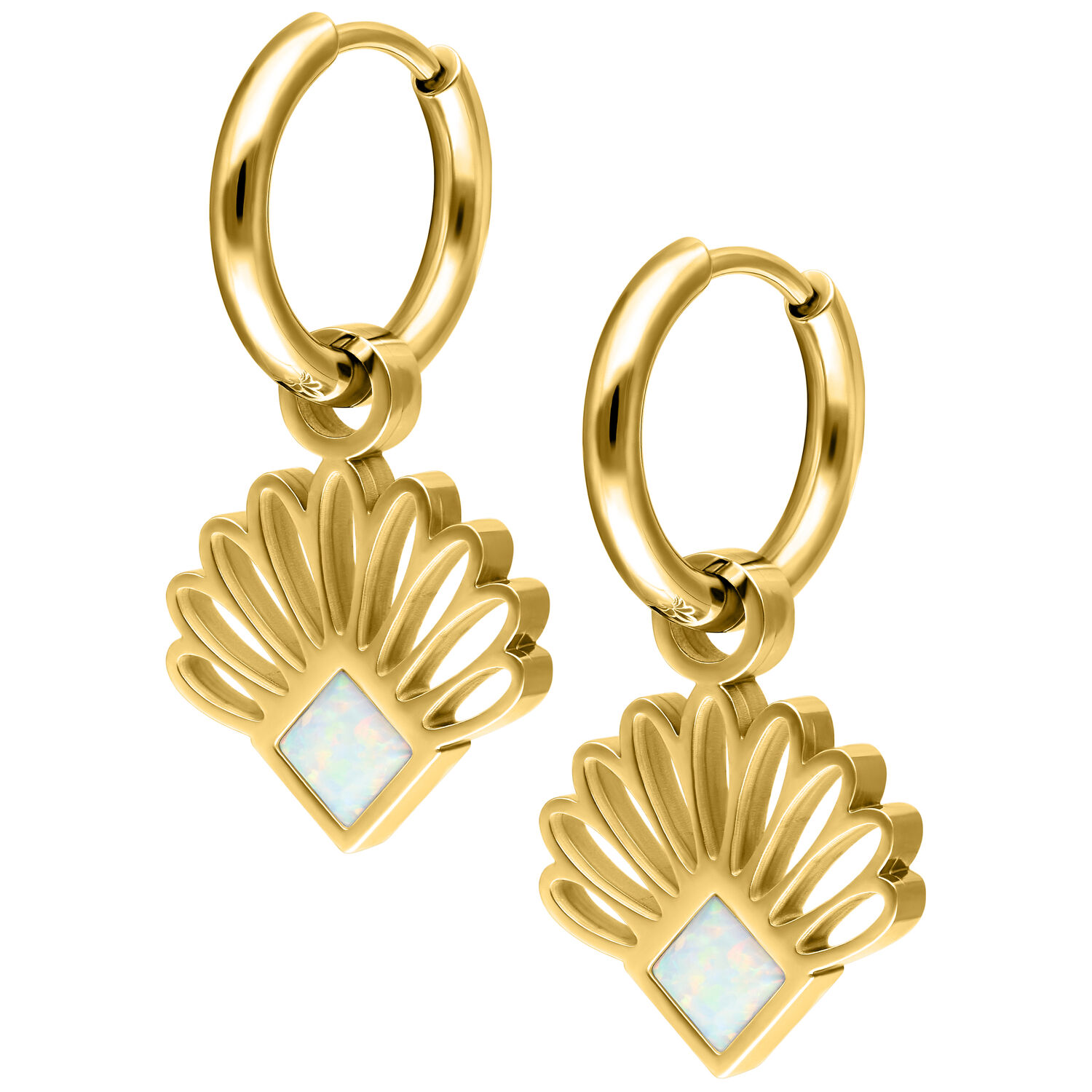 Paar goldene Ohrringe mit fächerförmigem Design und opalem Stein auf weißem Hintergrund