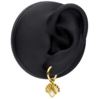 Goldene Creole mit synthetischem Opal und Fächermotiv an schwarzem Ohrmodell