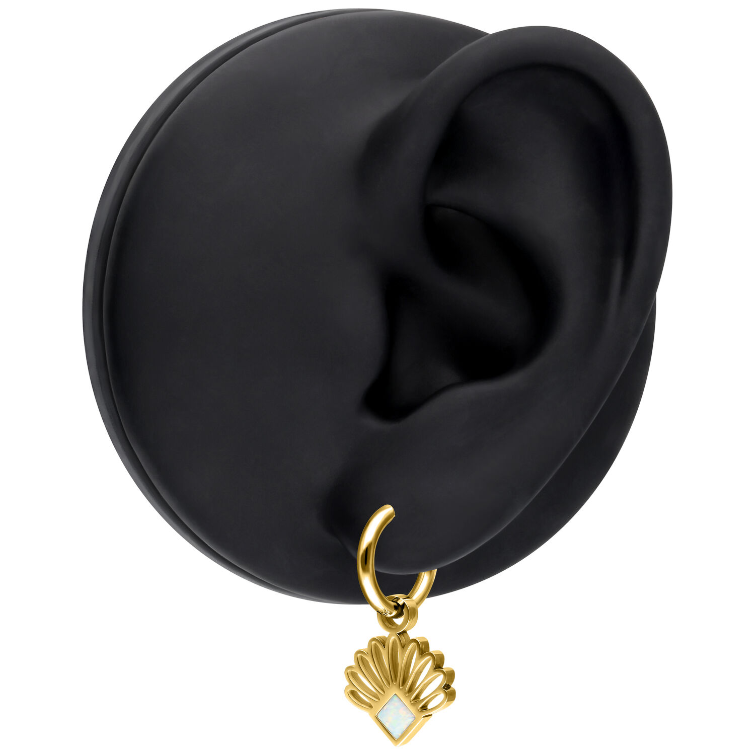 Goldene Creole mit synthetischem Opal und Fächermotiv an schwarzem Ohrmodell