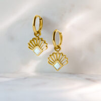 Zwei goldene Creolen mit opalartigem Lüfterdesign auf hellem Hintergrund