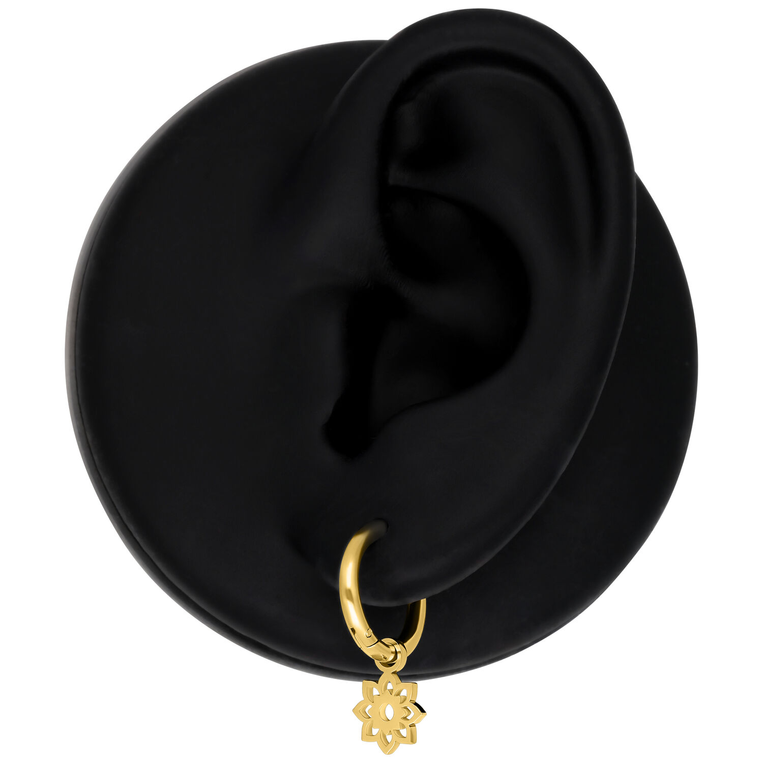 Goldene Mini Flower Hoops Ohrringe an schwarzem Modell-Ohr