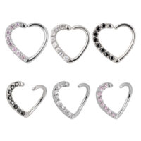 Herzförmiger Continuous Ring mit Kristallen Sechs herzförmige Continuous Ringe in Silber mit rosa, schwarzen und klaren Kristallen auf weißem Hintergrund