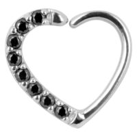 Silberner Herz-Piercing mit schwarzen Kristallen Silberner Herzring mit schwarzen Kristallen auf weißem Hintergrund