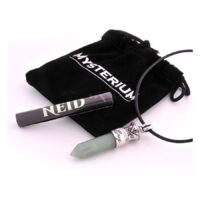 Collana verde con ciondolo d'argento su sacchetto nero su sfondo bianco