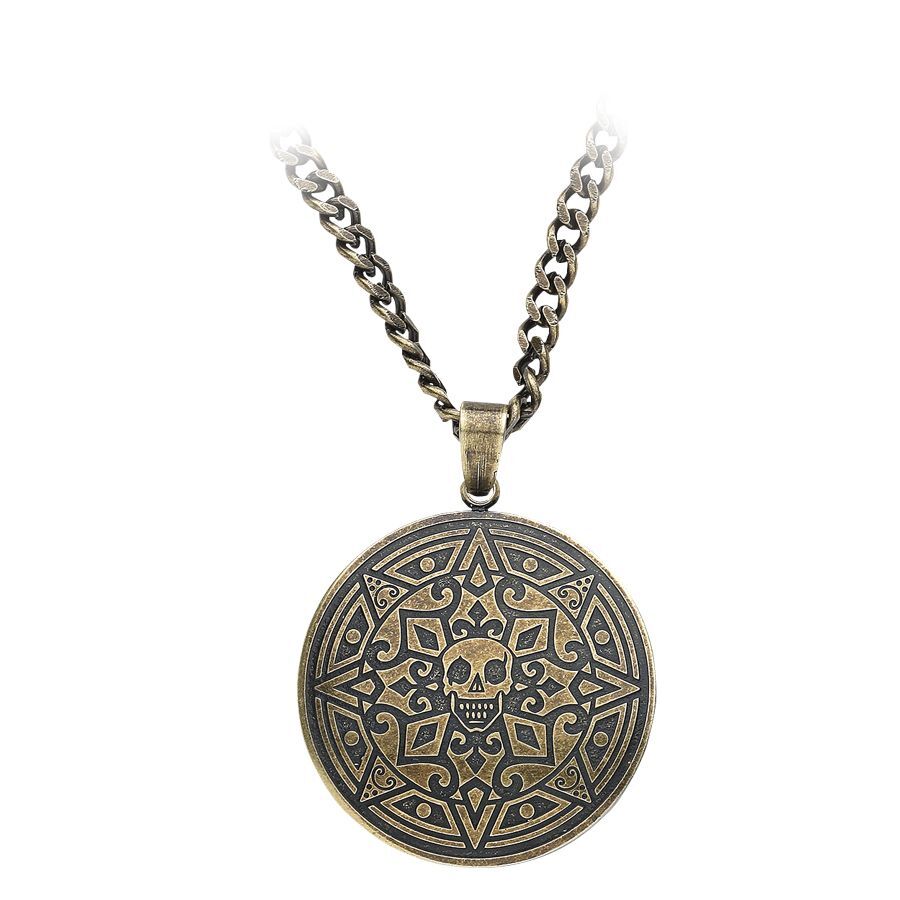 Collana dorata con ciondolo rotondo e design a teschio su sfondo bianco