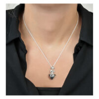 Collana argento con pendente a croce e cuore su sfondo neutro