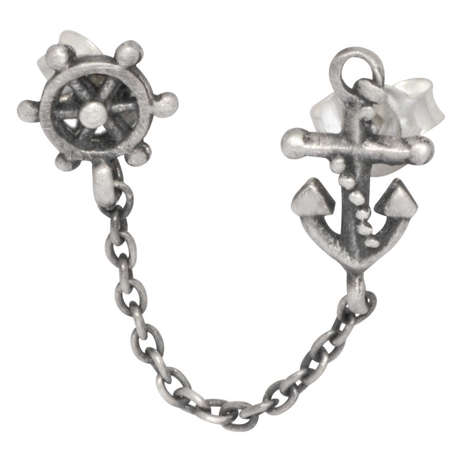 Catena d'orecchini d'argento con ancora e timone su sfondo bianco