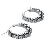 Orecchini rotondi argentati con design a teschio su sfondo bianco