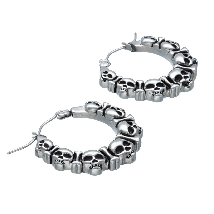 Orecchini rotondi argentati con design a teschio su sfondo bianco
