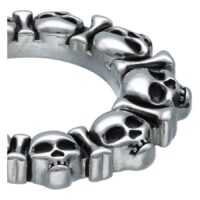 Primo piano di orecchini in argento con design a teschio in acciaio chirurgico