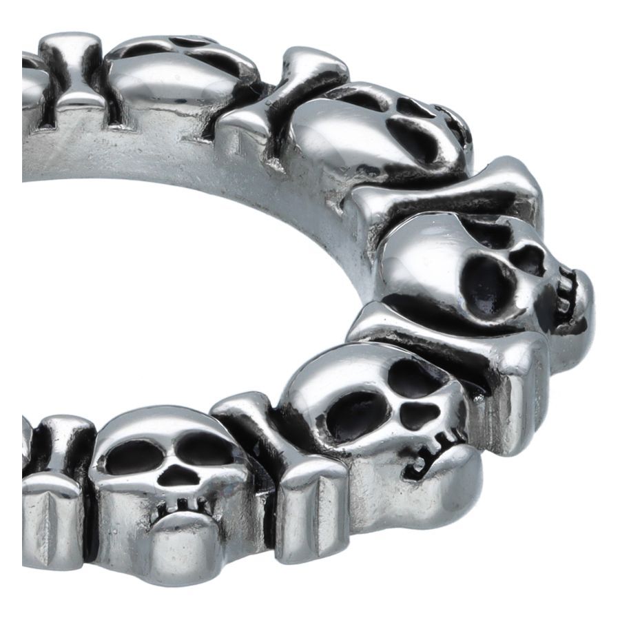 Primo piano di orecchini in argento con design a teschio in acciaio chirurgico