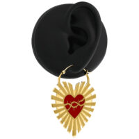 Goldene Ohrringe in Herzform mit Stacheldraht-Design auf schwarzem Hintergrund