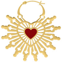 Goldene Ohrringe in Herzform mit rotem Herz in der Mitte auf weißem Hintergrund