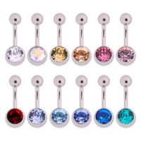 Bauchnabelpiercing mit bunten Kristallen, Titan Silberne Bauchnabel Bananabells mit klaren, rosa, blauen und roten Kristallen auf weißem Hintergrund