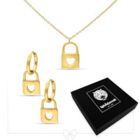 Set di collana con lucchetto dorato e orecchini a cerchio Collana dorata e orecchini a cerchio con ciondolo a lucchetto su sfondo bianco