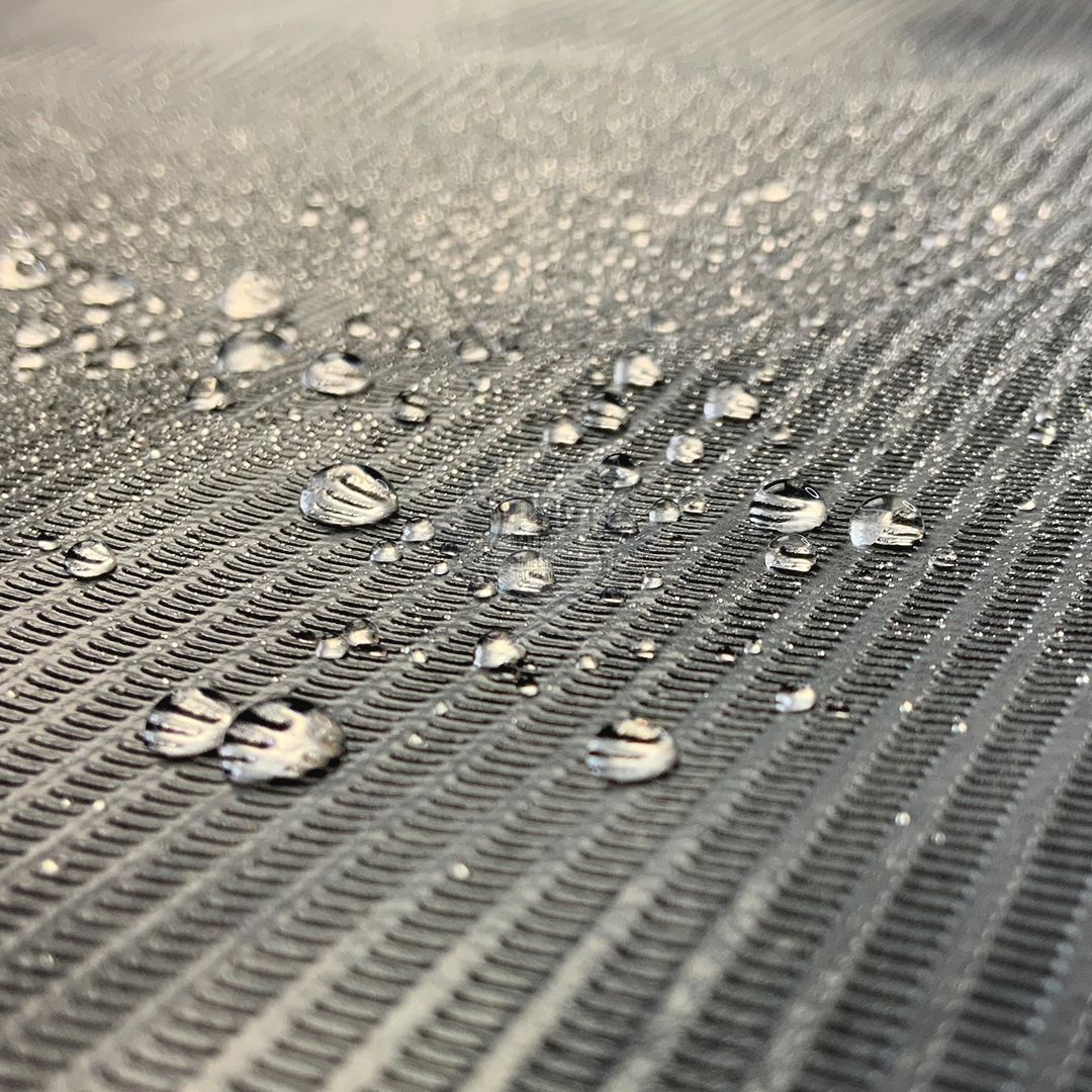 Wasserdichte schwarze Abdeckrolle, Nahaufnahme Nahaufnahme einer schwarzen, wasserdichten Abdeckrolle mit Wassertropfen