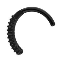 Clicker nero per ombelico con cristallo chiaro su sfondo bianco