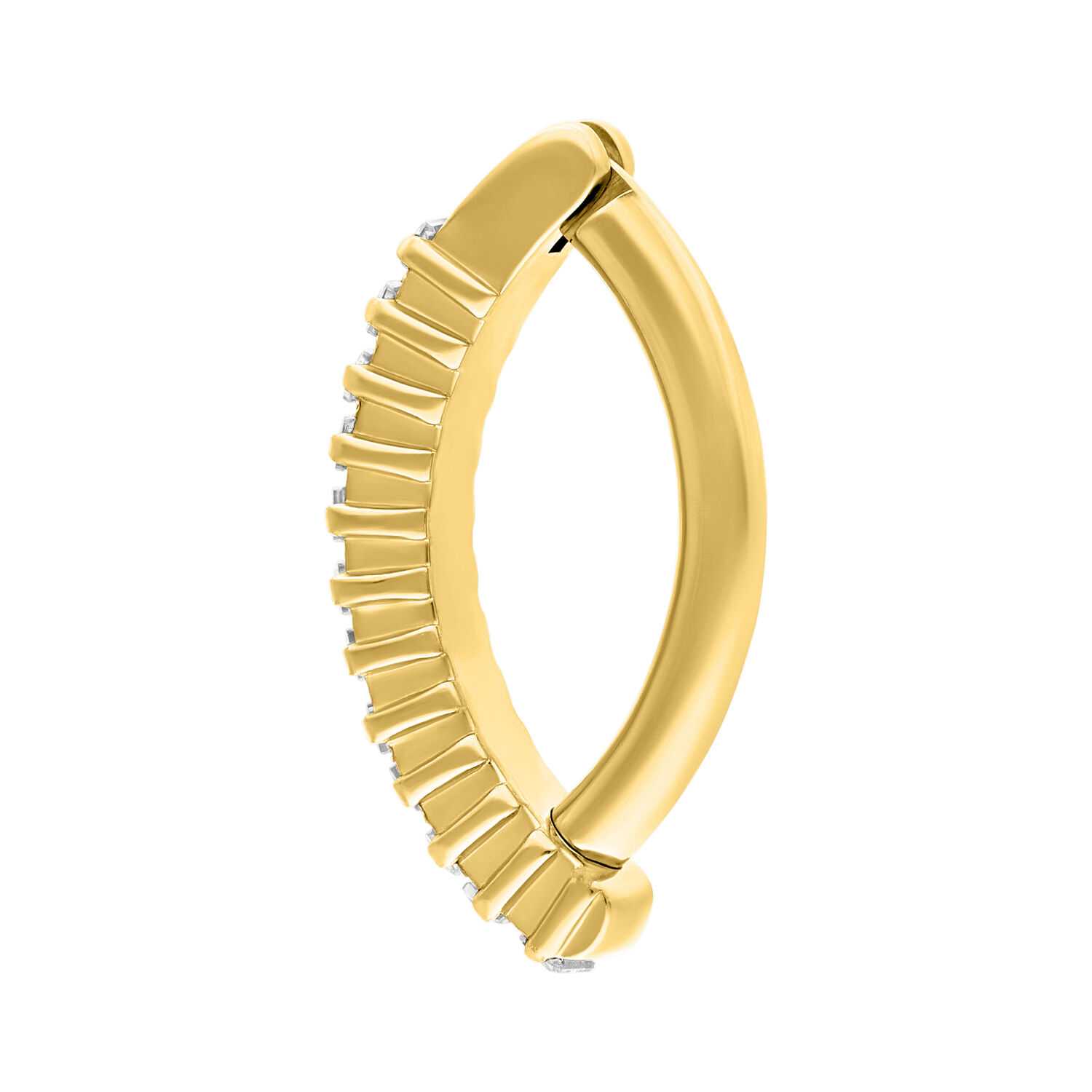 Clicker dorato per ombelico con cristalli Clicker dorato per ombelico con cristalli chiari su sfondo bianco