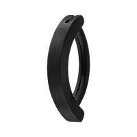 Clicker nero per ombelico in titanio su sfondo bianco